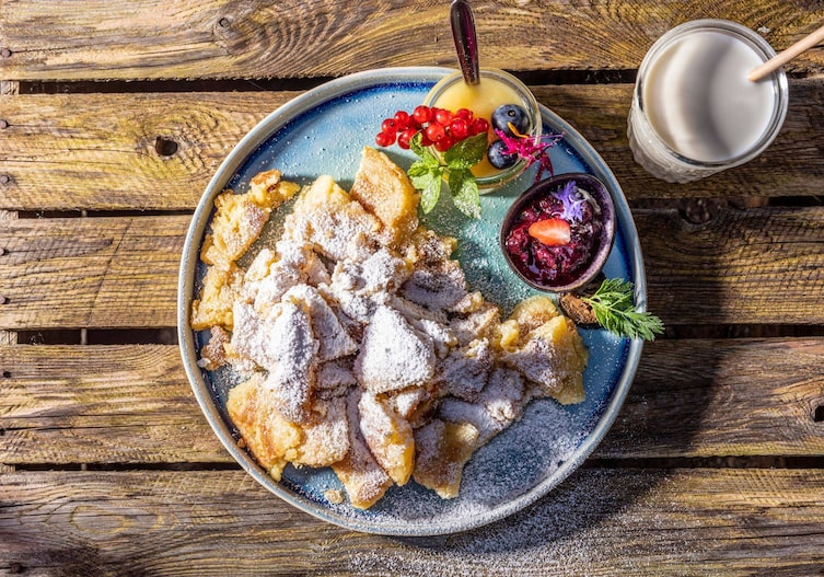Einfacher Hüttenschmarrn mit Rumrosinen und beschwipsten Zwetschken