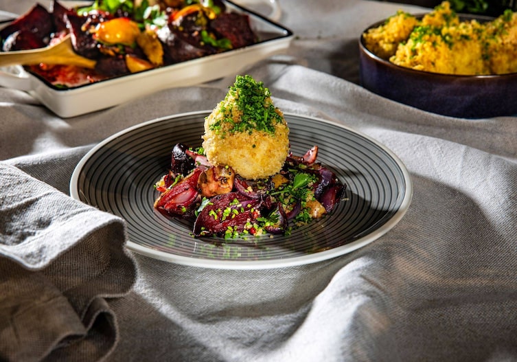 Erdäpfelknödel mit Nussfülle auf Ofengemüse