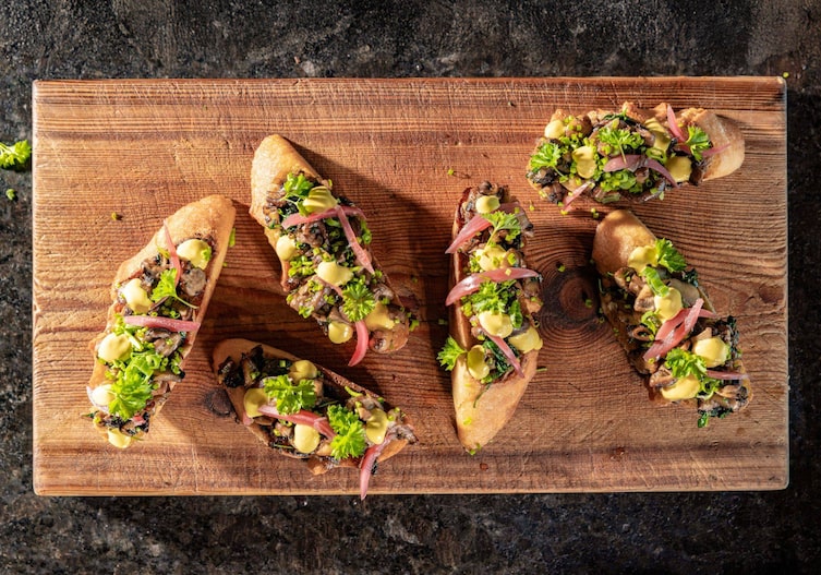 Pilz-Crostini mit Dotter-Mayonnaise und gepickeltem Gemüse