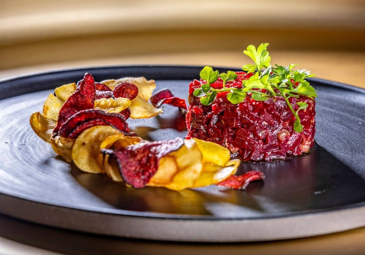 Rote-Rüben-Tatar mit Wurzelgemüse-Chips