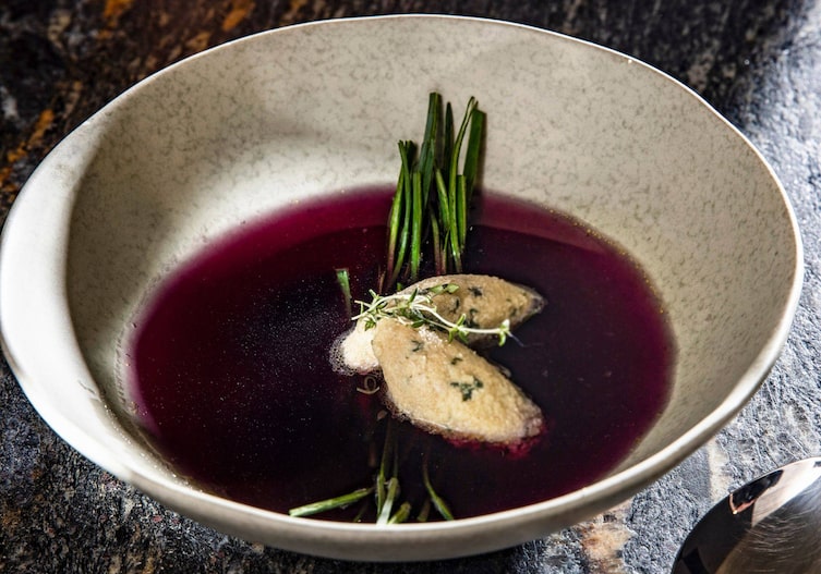 Kräftige Rotkraut-Bouillon mit Kräuter-Grießnockerln