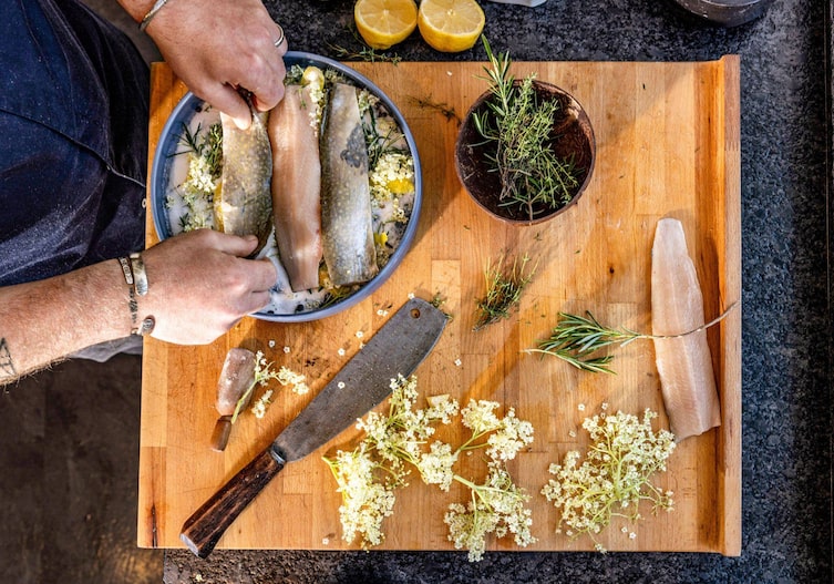 Saiblingsfilet in Holunderblüten gebeizt