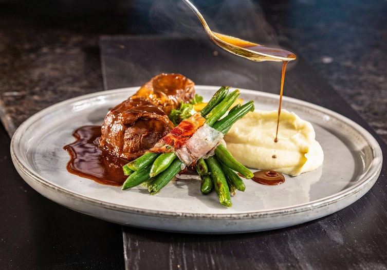 Schweinsbackerl mit Pastinakenpüree und Speckbohnen