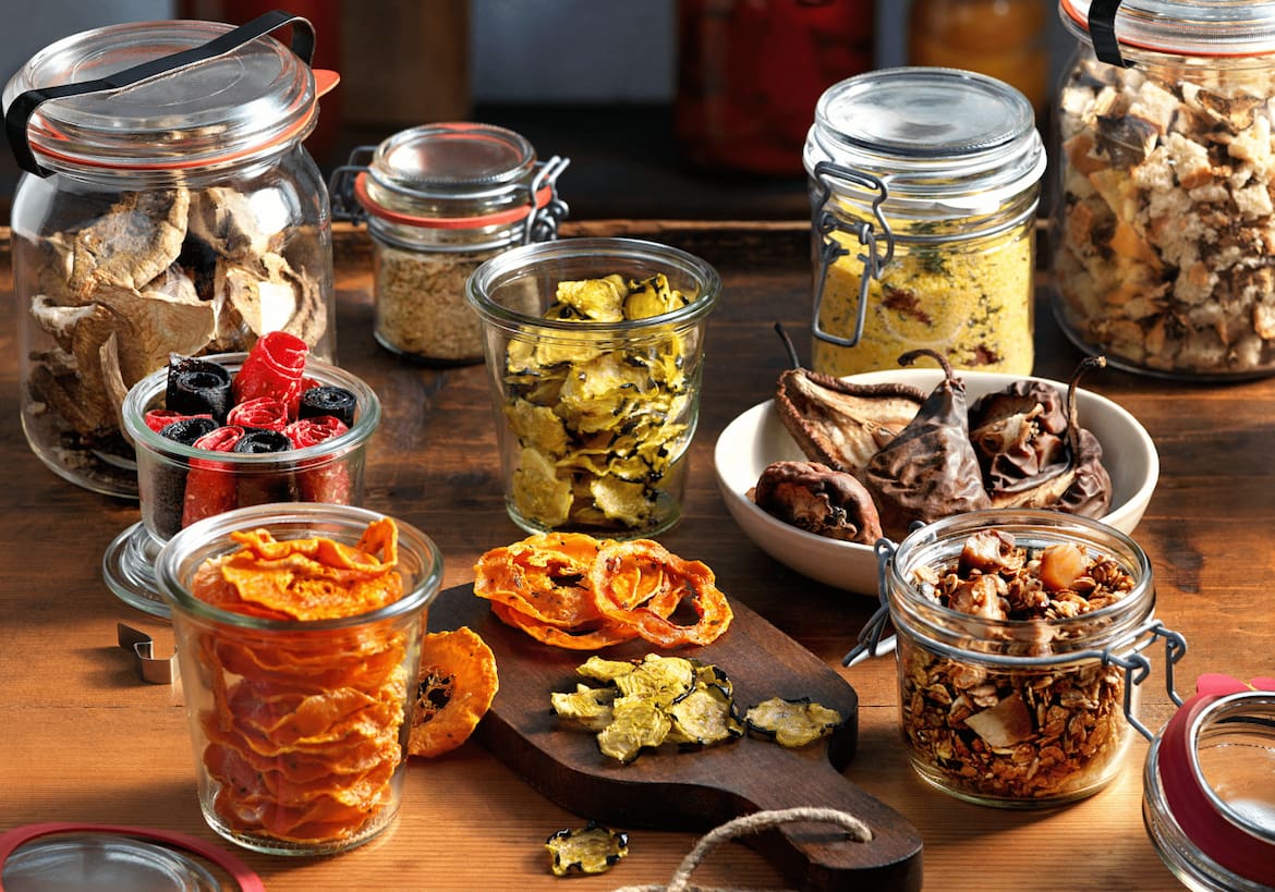 Getrocknetes und gedörrtes Gemüse und Obst im Glas
