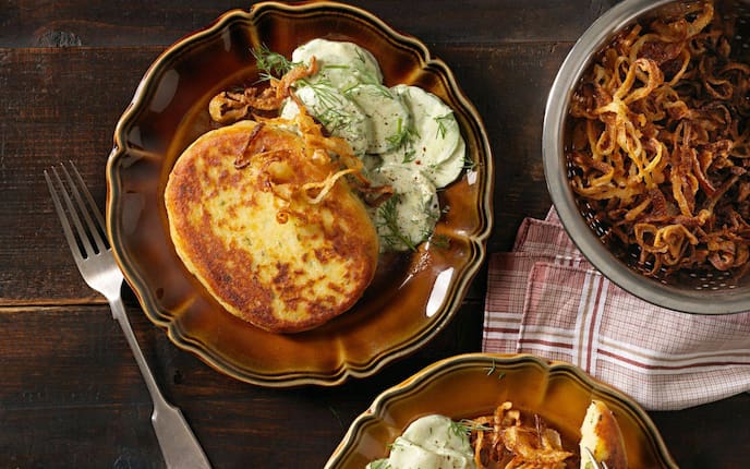 Erdäpfelpufferl, geröstete Zwiebelringe, Dill-Rahmgurkensalat, Hauptspeise, vegetarisch, Servus Rezept