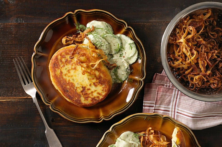 Erdäpfelpufferl, geröstete Zwiebelringe, Dill-Rahmgurkensalat, Hauptspeise, vegetarisch, Servus Rezept