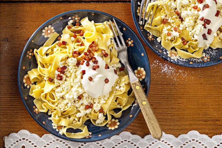 Aus Omas Kochbuch, Topfennudeln, Speck, Staubzucker, Hauptspeise