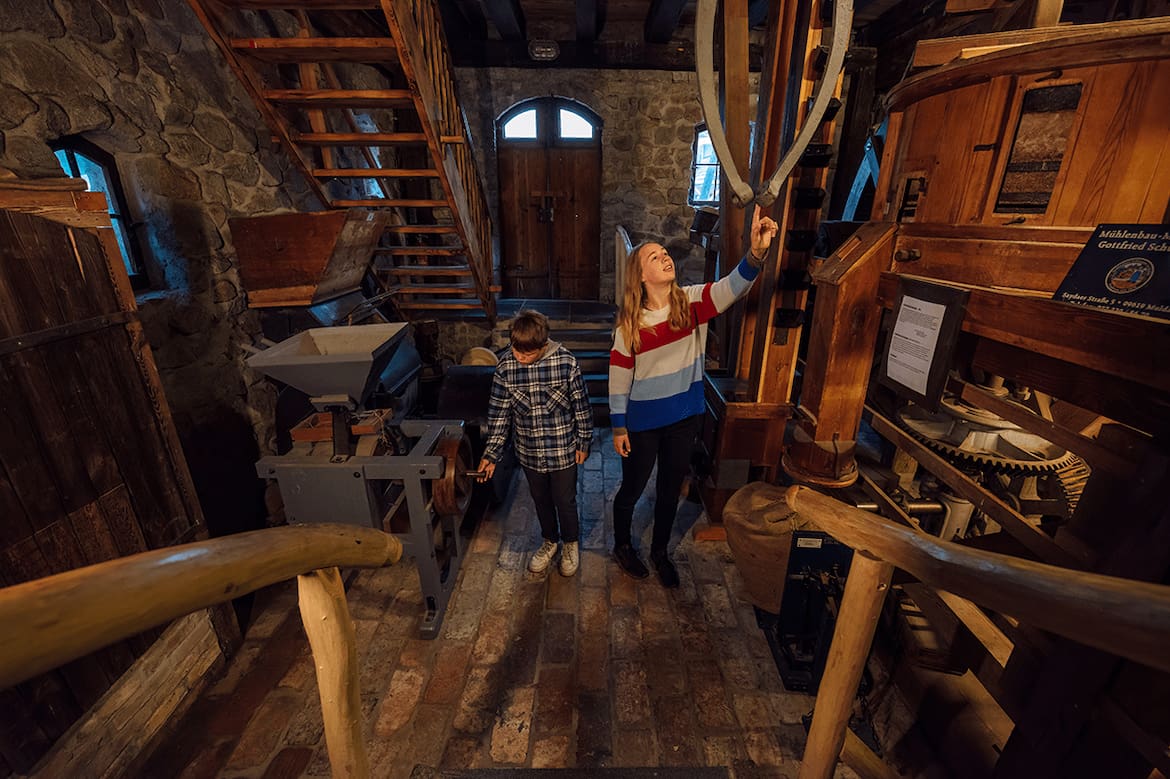 Zwei Kinder in einer Mühle in Sachsen.