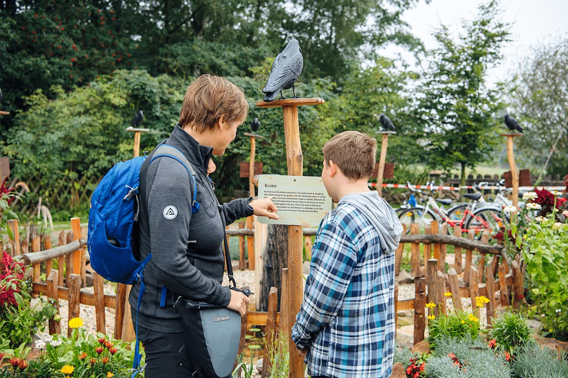 Eine Mutter und ihr Sohn auf dem Wanderpfad des KRABAT-Lehrlings in Sachsen.