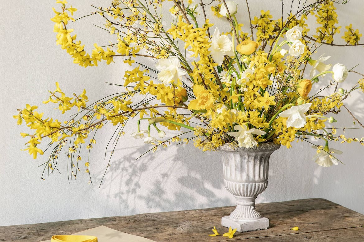 Blumengesteck in Gelb und Weiß