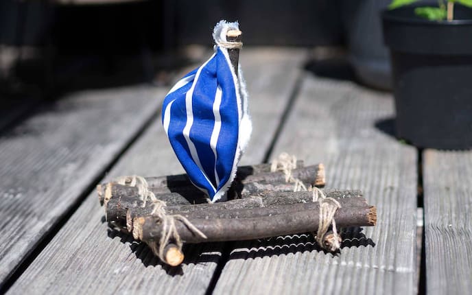 Boot aus Ästen basteln (Bild: Anna Schober)
