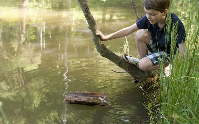 Kind mit fertigem Gummiband-Boot