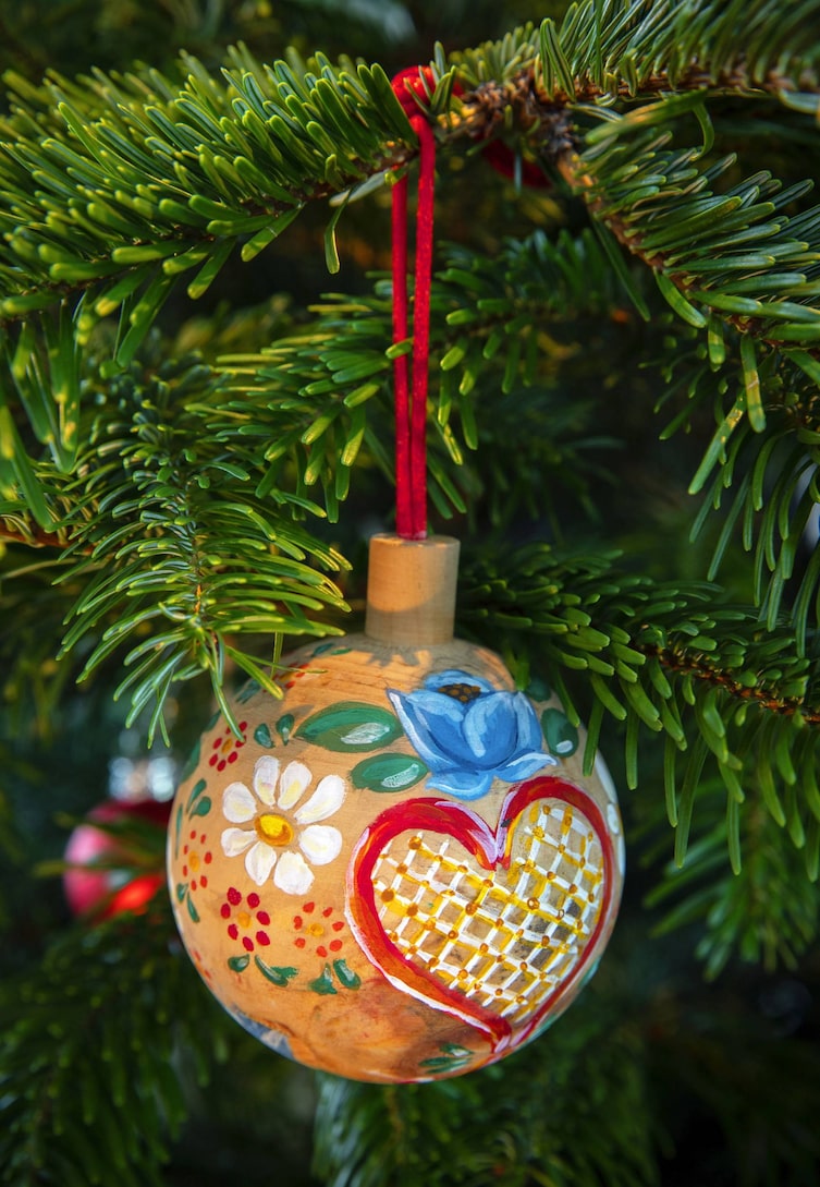 Bauernmalerei für Christbaumkugel aus Holz mit Margeriten, Herz und Punkteblumen (Bild: Michaela Gabler)