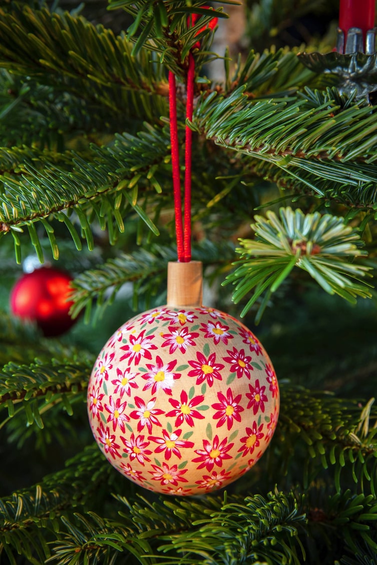 Bauernmalerei für Christbaumkugel aus Holz mit Sternblumen (Bild: Michaela Gabler)
