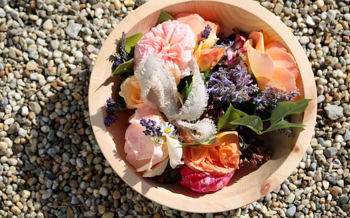 Blumenkranz in Zirbenschüssel (Foto: Luana Baumann-Fonseca)