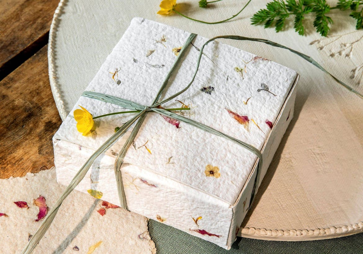 Packerl mit Blütenpapier