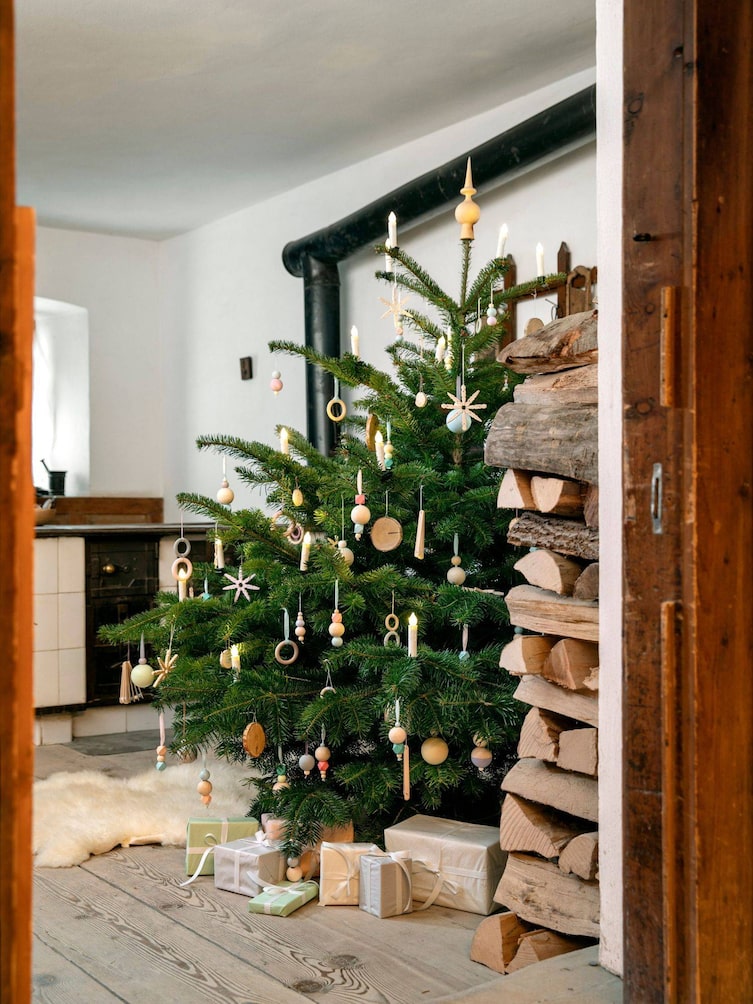 Christbaum mit selbstbemalten Holzkugeln