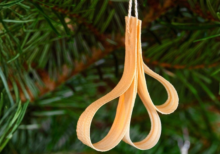 Anhänger aus Holzlocken