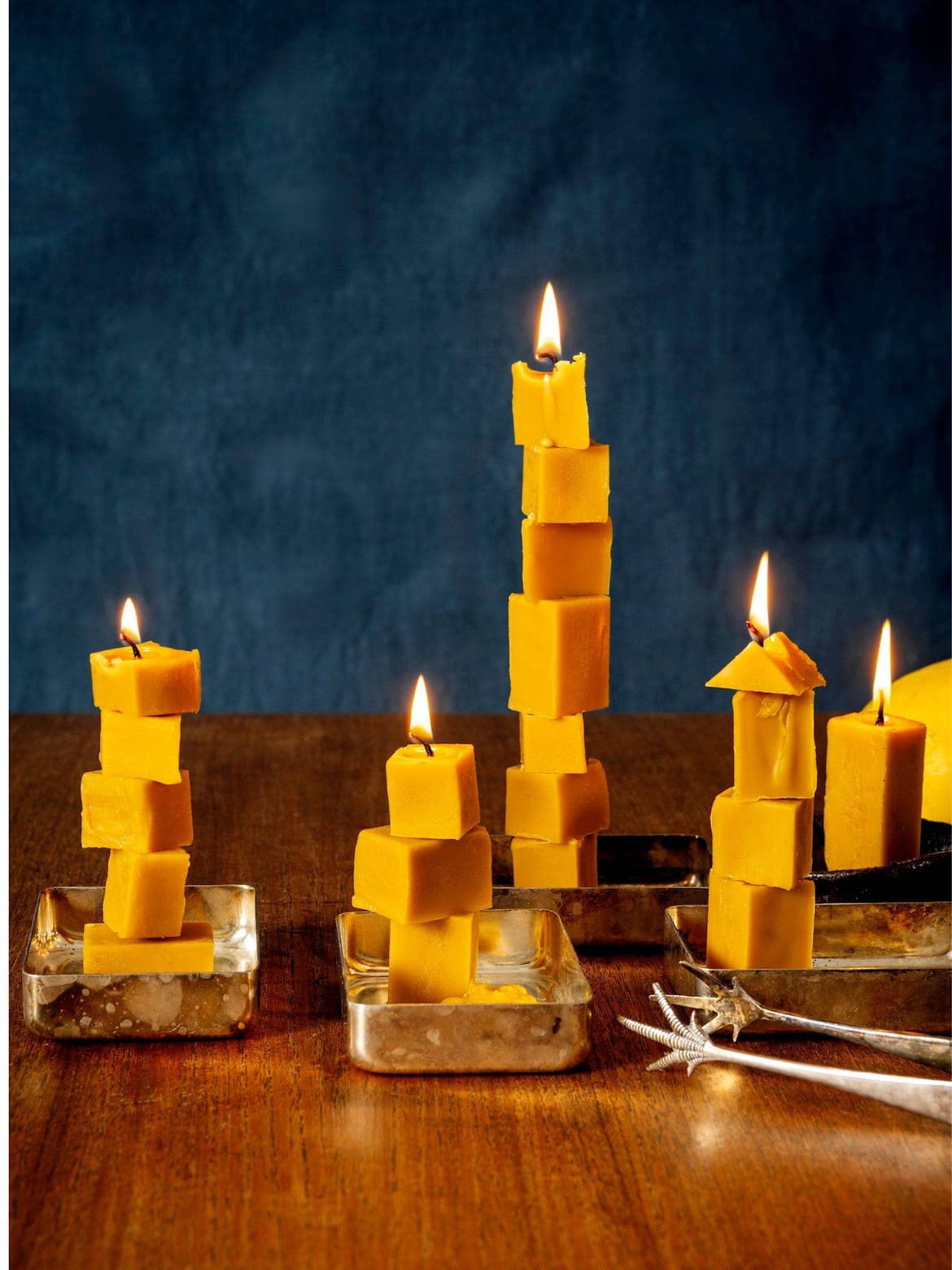 Für die Kerzen aus Wachs-Bauklötzen braucht man gereinigtes Bienenwachs, am besten als Pastillen, eine lange Stopfnadel und Kerzendocht.