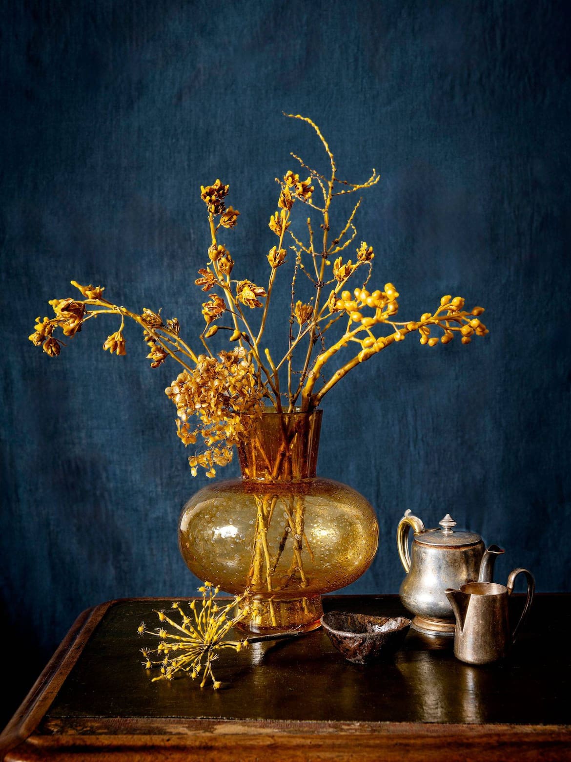 Hibiskus, Bauernhortensie und Liguster sehen aus, als wären sie in flüssiges Gold getaucht. Der mit Bienenwachs überzogene Strauß duftet außerdem herrlich nach Honig.