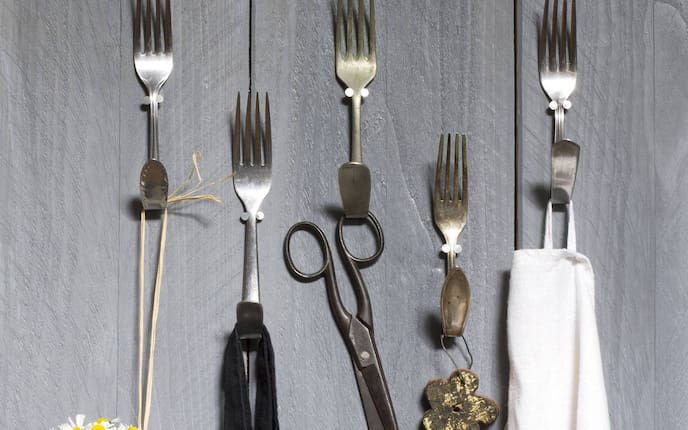 Mit zwei Nägeln pro Gabel an der Wand fixiert, bekommt das alte Essbesteck eine neue Bestimmung.