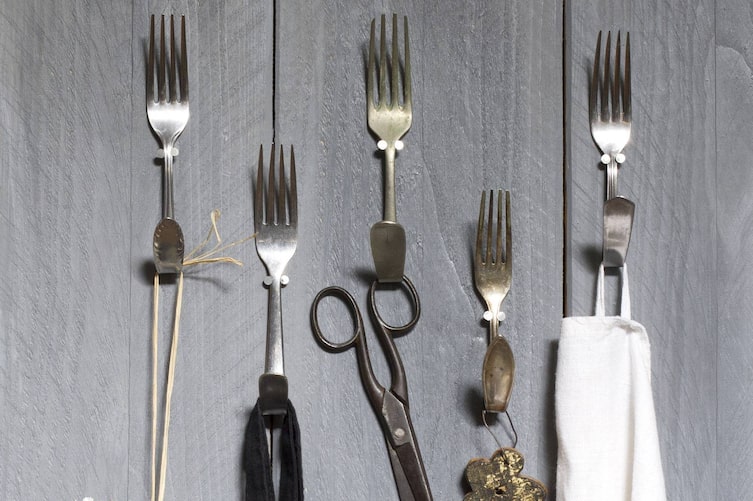 Mit zwei Nägeln pro Gabel an der Wand fixiert, bekommt das alte Essbesteck eine neue Bestimmung.