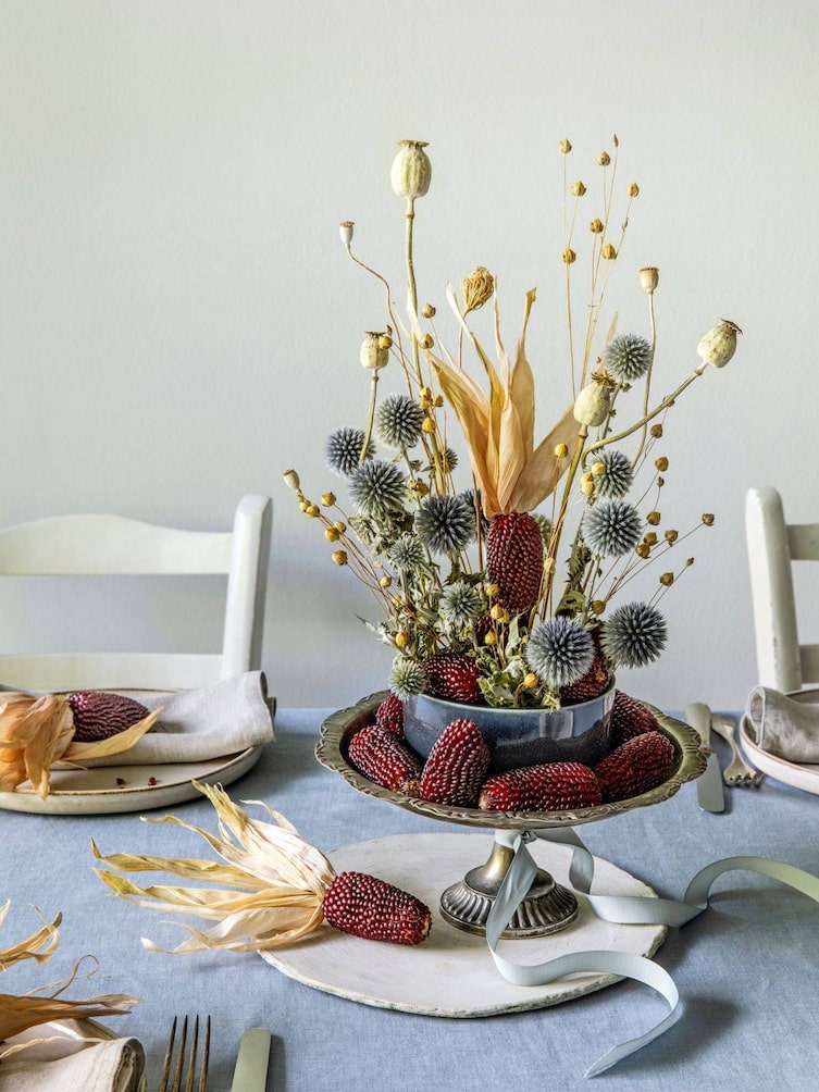 Etagere mit Maiskolben als Gesteck