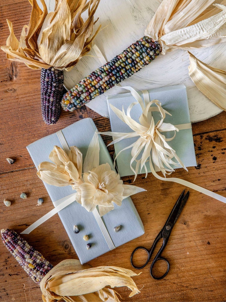 Blüten aus Maisblättern für Geschenkpackerl