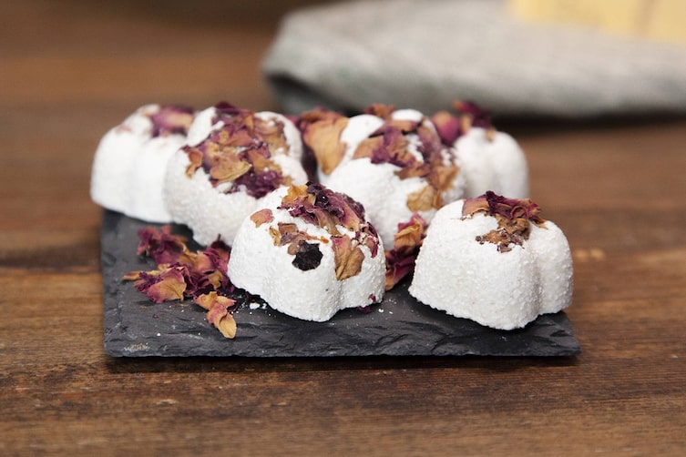 Badeperlen mit Rosenblüten (Foto: Luana Baumann-Fonseca)
