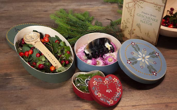 Geschenke mit Naturmaterialien verpacken (Foto: Luana Baumann-Fonseca)