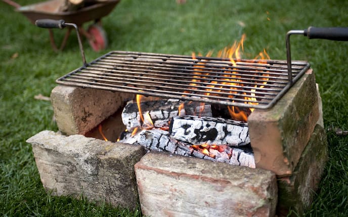 Griller aus Ziegeln selberbauen: Rost abbrennen