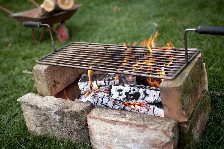 Griller aus Ziegeln selberbauen: Rost abbrennen