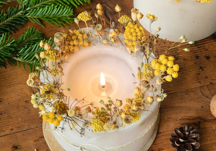 Stumpenkerze mit Blumenschmuck