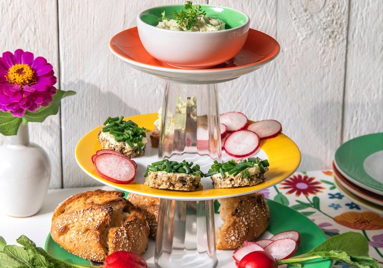 Etagere aus Tellern und Gläsern, Servus