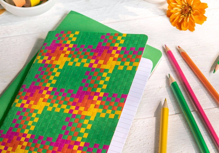 Notzibuch mit selbst gemachten Einband aus Buntpapier