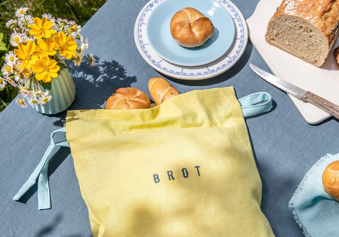 Brotbeutel aus Stoff mit gedruckten Buchstaben in der Mitte