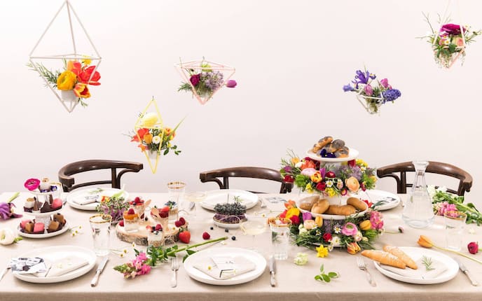 Schwebende Blumenampeln, Etagere mit Blumen, Tischdekoration Muttertag, Hochzeit, Valentinstag, Mai, Frühlingsdeko