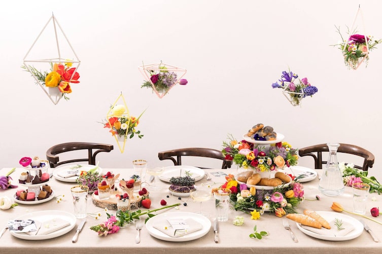 Schwebende Blumenampeln, Etagere mit Blumen, Tischdekoration Muttertag, Hochzeit, Valentinstag, Mai, Frühlingsdeko