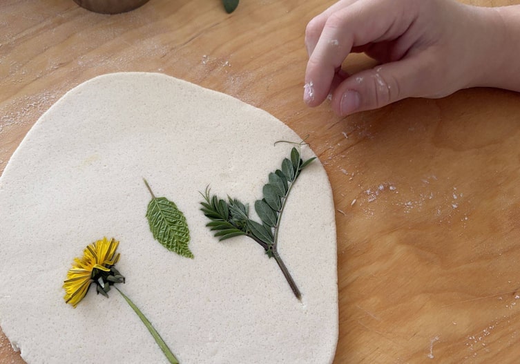 Salzteig mit Blumen und Blättern