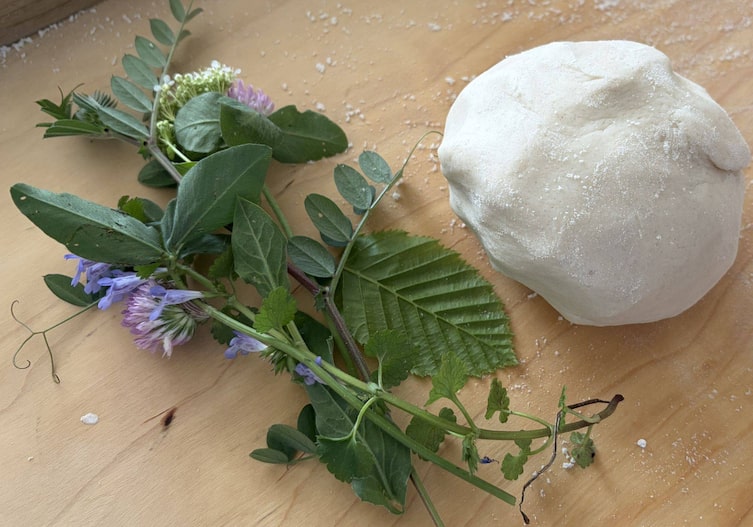 Kugel Salzteig und Blumen und Blätter