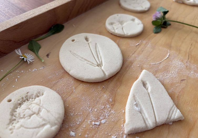 Abdrücke von Blumen in Salzteig