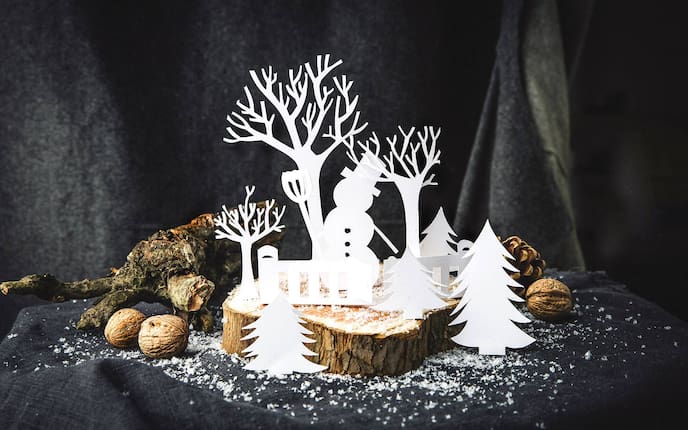 Scherenschnitt: Waldspaziergang (Bild: Doris Himmelbauer)