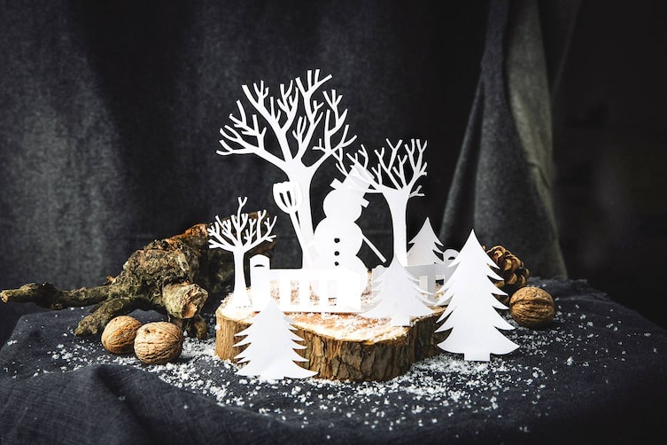 Scherenschnitt: Waldspaziergang (Bild: Doris Himmelbauer)