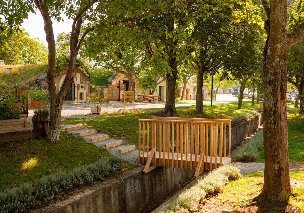 kleine Holzbrücke vor Kellergasse in Purbach