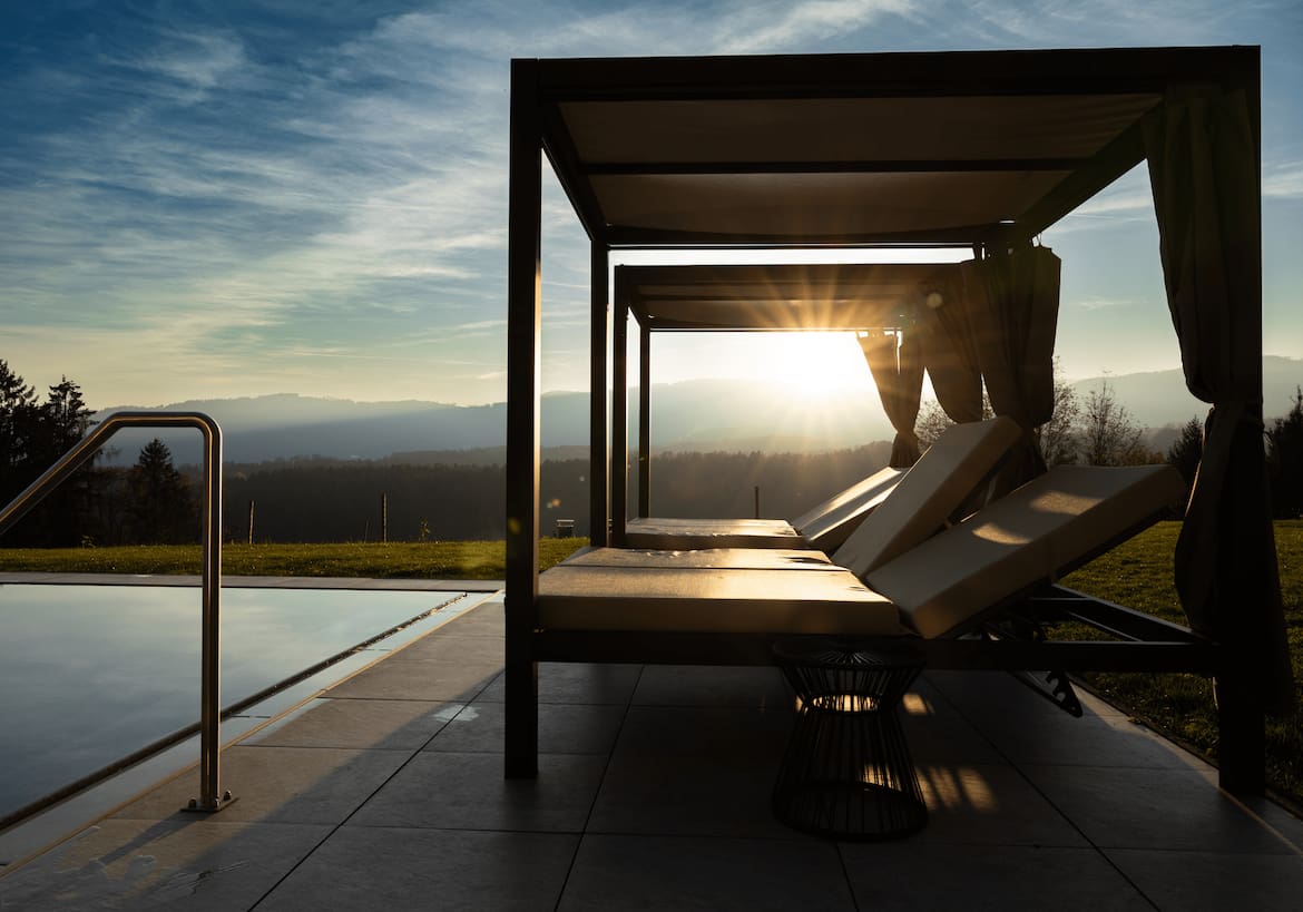 Ein Platz zum Verweilen, während die Landschaft langsam erwacht.