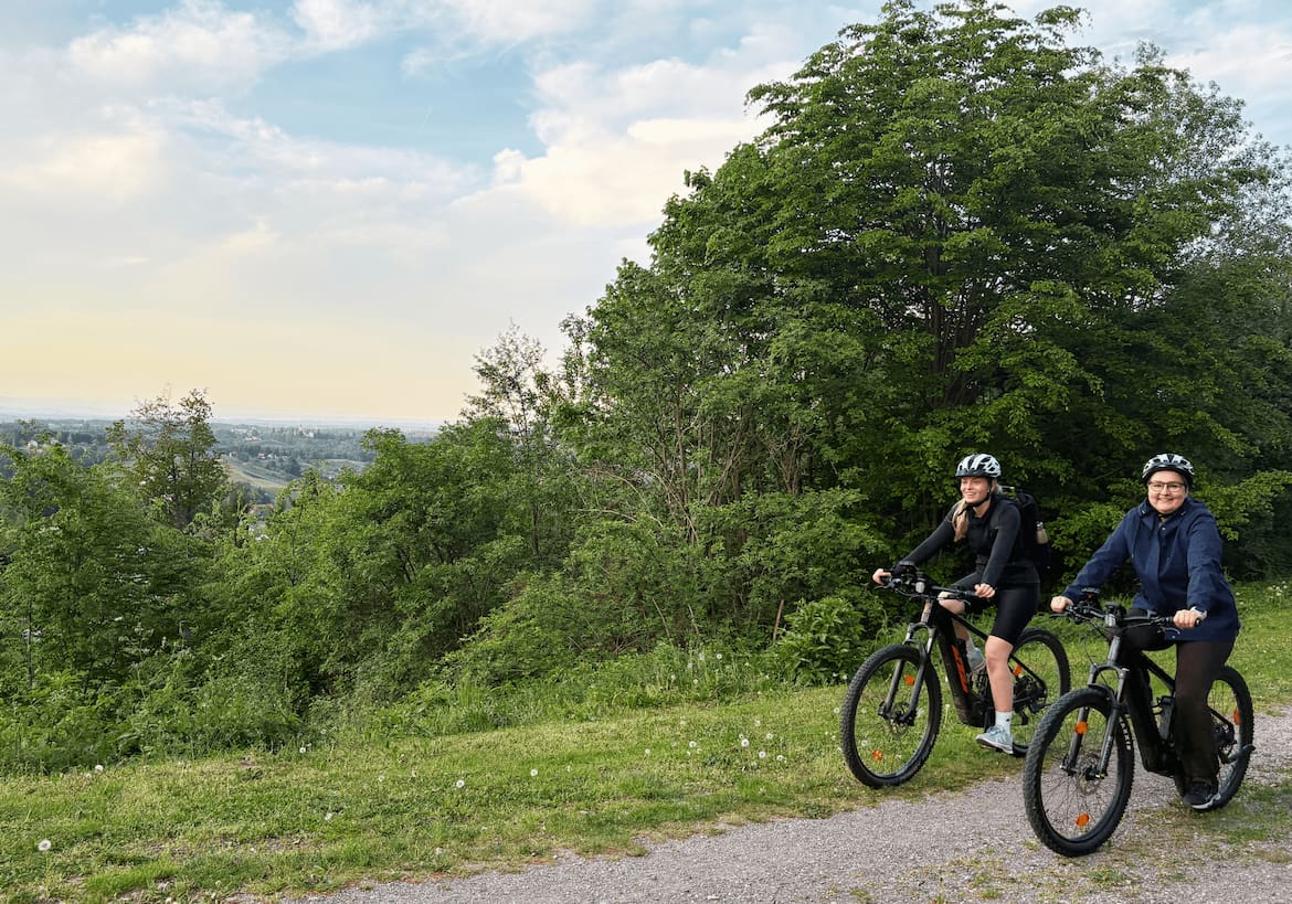 Rad fahren in der Südsteiermark, zwei Frauen auf E-Bikes