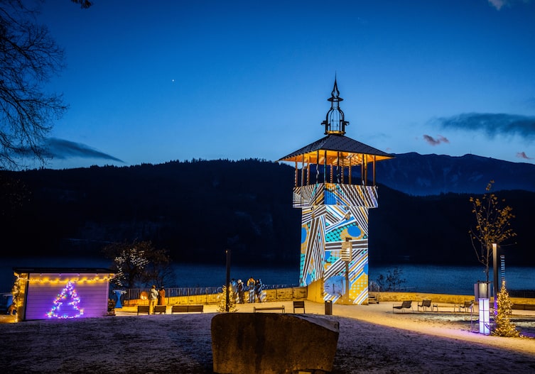 Lichtkunst trifft Seezauber: Entlang des Millstätter Lichtwegs verwandeln sich Ufer und Türme in leuchtende Inseln der Stille.