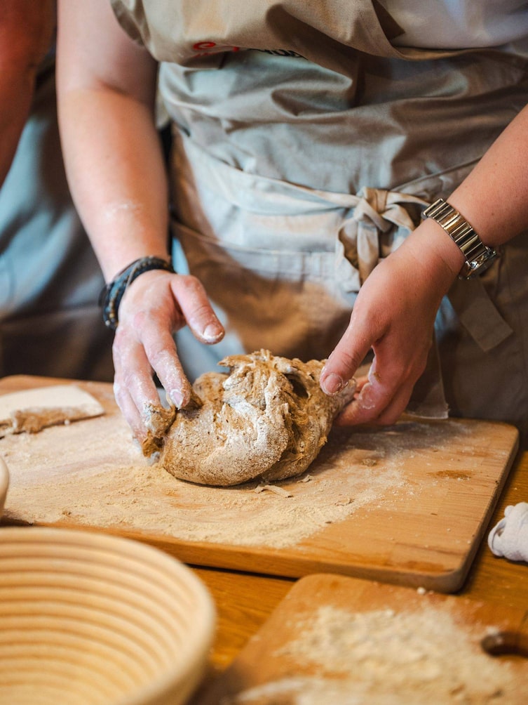 Zwei Hände wie sie einen Brotteig kneten.