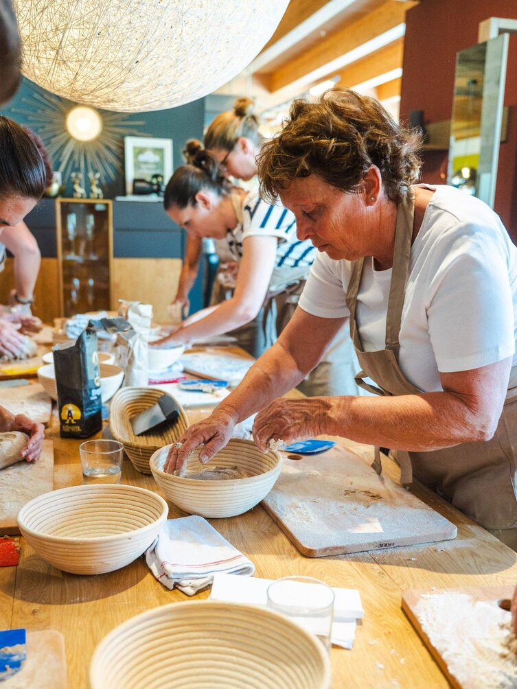 Die Teilnehmenden am Arbeitstisch.