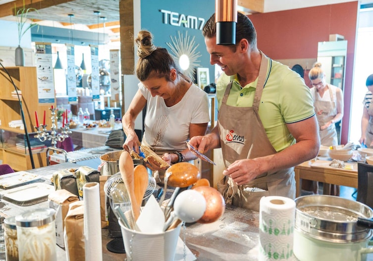 Kursleiterin Elisabeth Ruckser mit einem Teilnehmer.